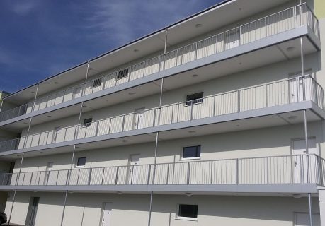 Mehrfamilienhaus mit maßgefertigten Balkonen von P&K Metallbau, die Wohnqualität und modernes Design bieten.