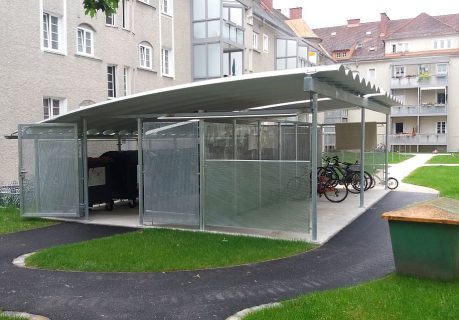 Überdachter Fahrrad- und Müllsammelplatz in einer Wohnanlage, konzipiert von P&K Metallbau für Schutz und Ordnung