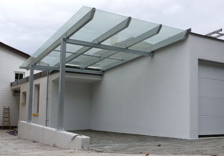 Modern gestalteter Carport mit Glasdach und Metallstruktur, errichtet von P&K Metallbau, zeigt anspruchsvolles Design und Funktionalität.