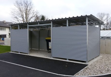 Multifunktionaler Carport aus Metall von P&K Metallbau, ideal für Wohngebiete oder Firmenparkplätze.
